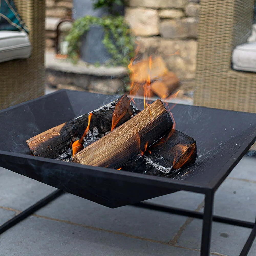 Brasero acier noir carré 60 cm CAIRO avec bûches en feu