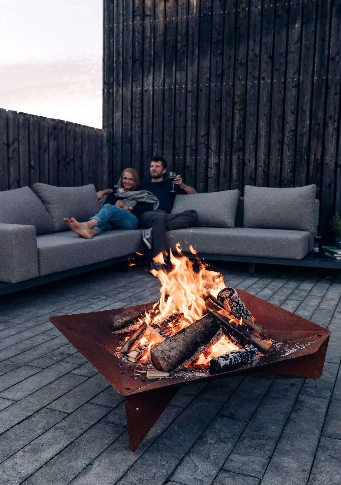 Foyer de feu avec design géométrique, finition cuivre.