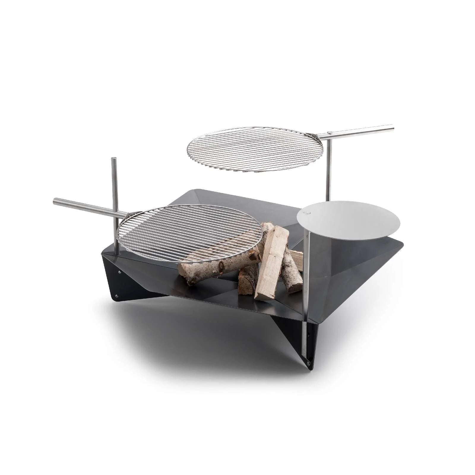 Foyer de feu géométrique noir moderne avec gril en acier inoxydable et table latérale.
