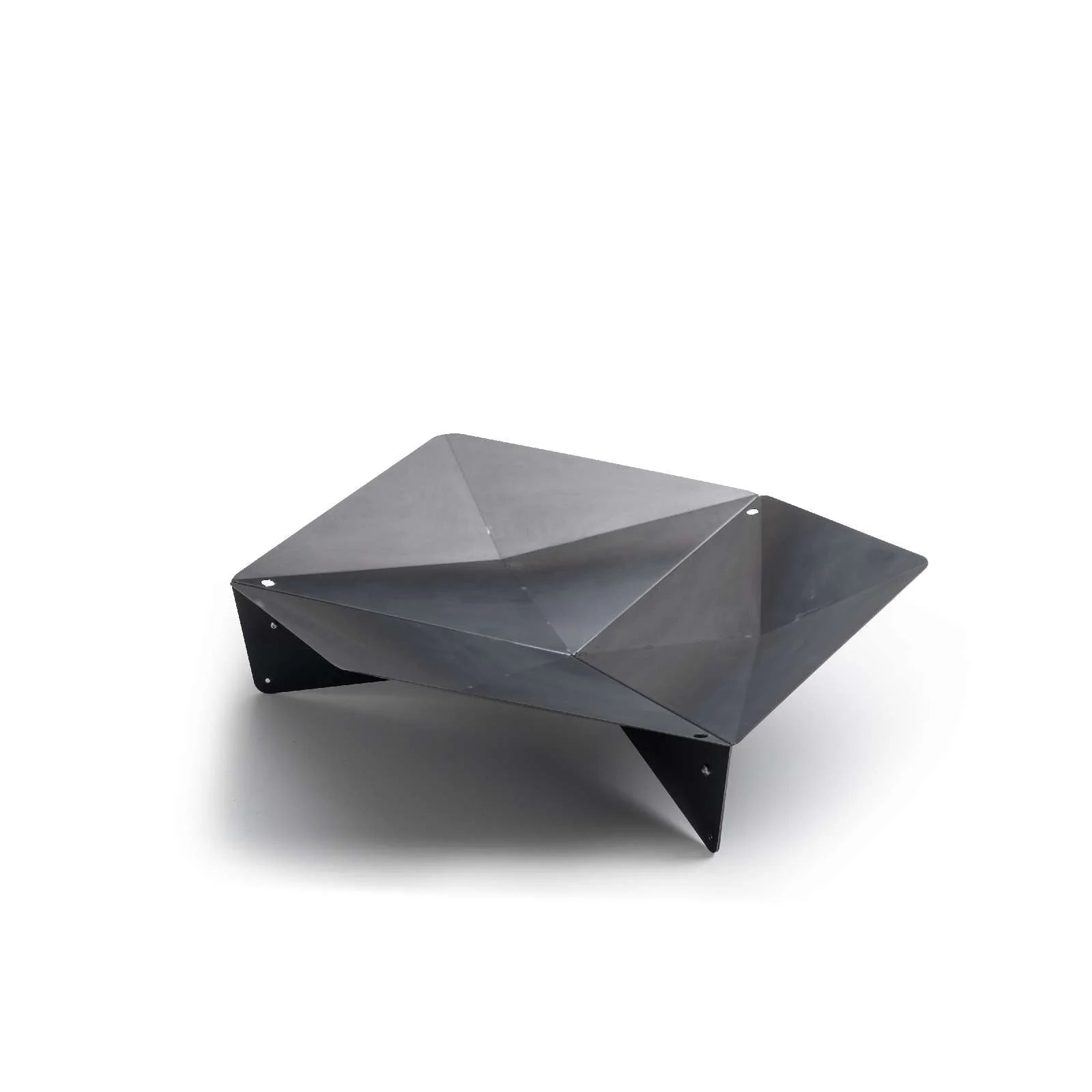 Table basse en métal géométrique noir avec des pieds angulaires et un design moderne épuré.