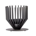 Foyer de feu en métal gris foncé avec un design moderne et géométrique comportant des lattes verticales rayonnant vers l’extérieur à partir d’une base centrale.