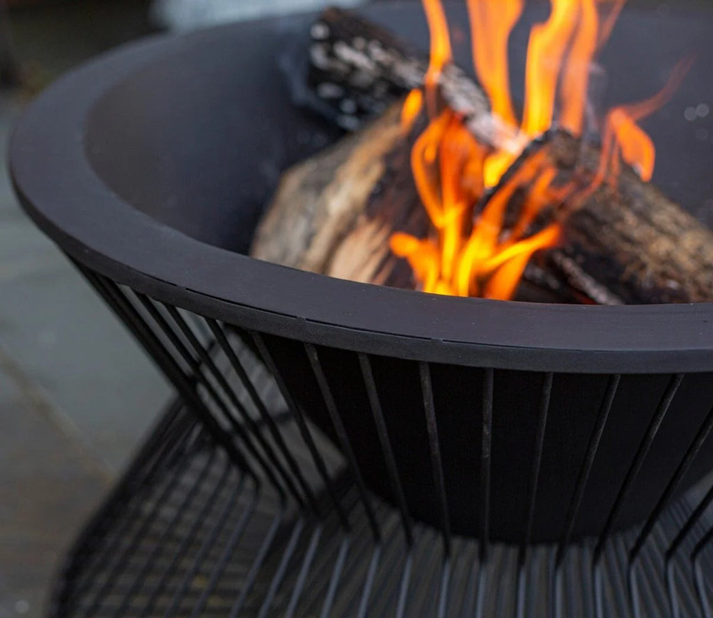 Brasero acier noir Ø60 cm design sablier Milan avec bûches en feu