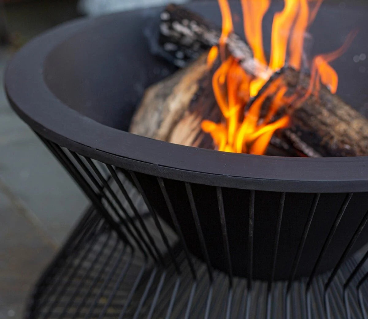 Brasero acier noir Ø60 cm design sablier Milan avec bûches en feu
