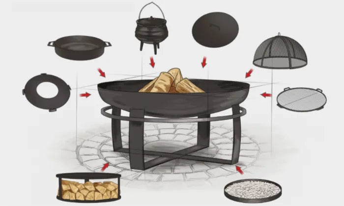 Foyer d’extérieur en fonte noire avec base en pierre et accessoires de cuisson inclus, adapté à un usage extérieur.
