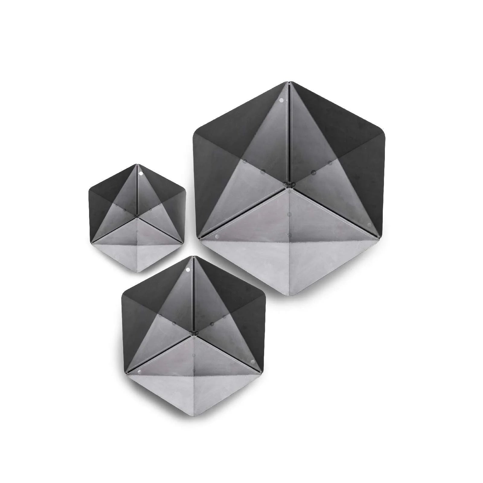 Décorations origami noires en forme de diamant avec des bords métalliques.