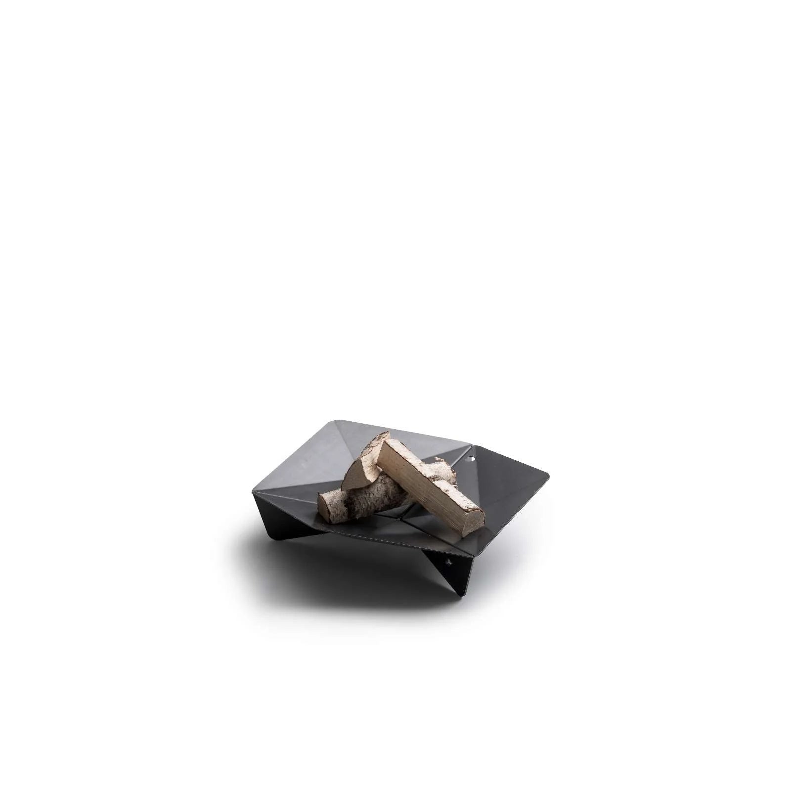 Porte-bûches en forme de losange noir avec des bords anguleux et un design moderne épuré.