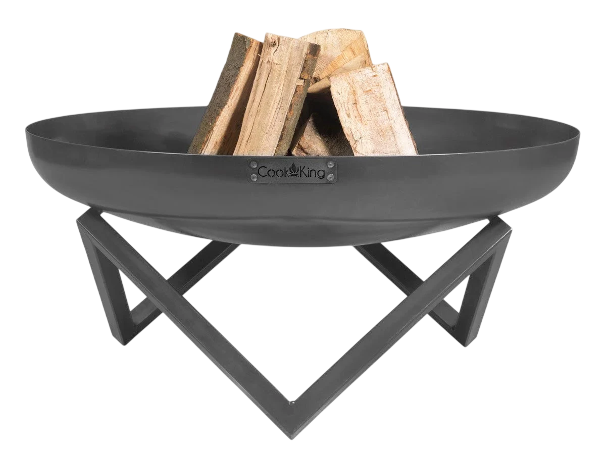 Foyer de feu noir avec des pieds géométriques et des bûches de bois à l’intérieur.