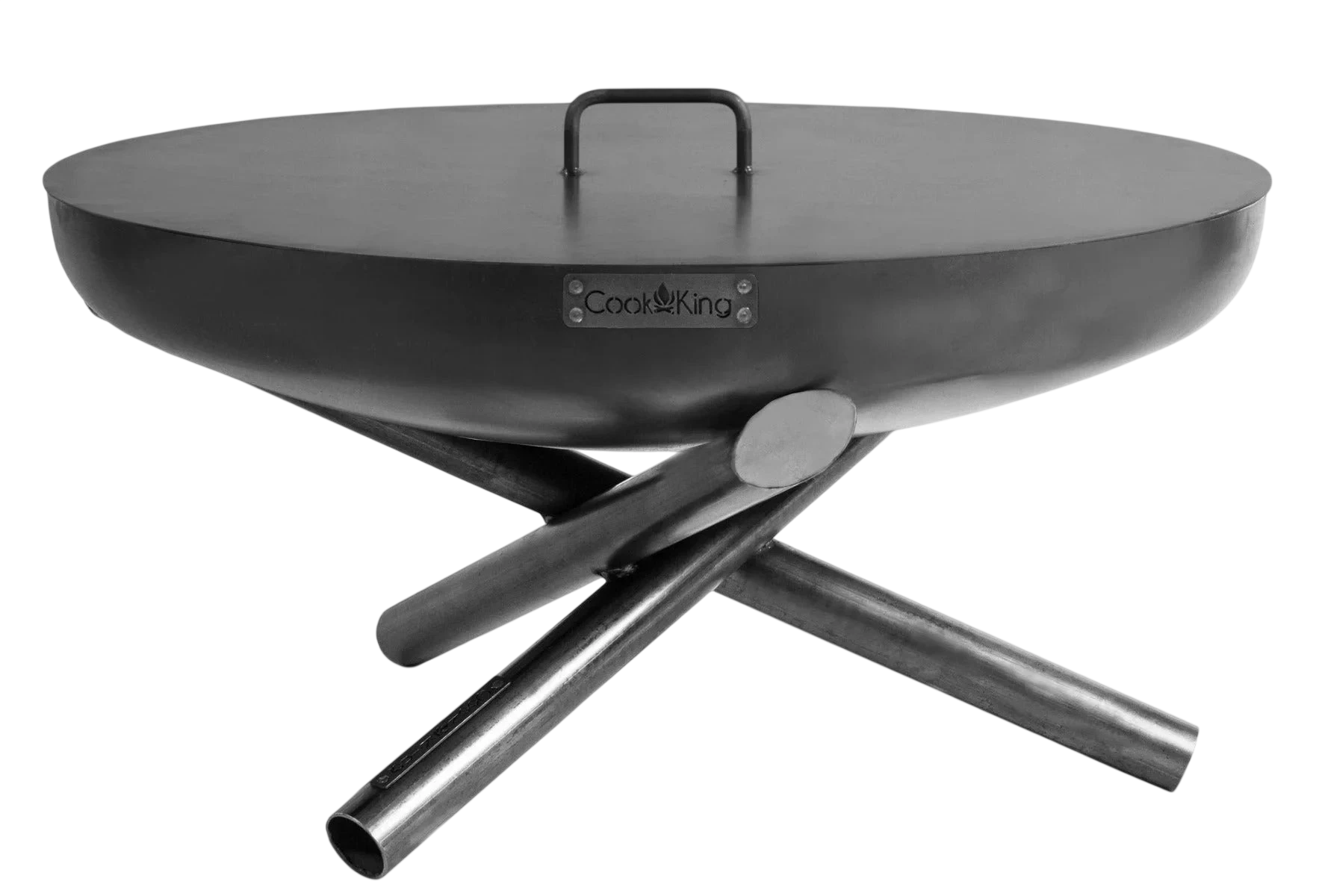 Wok noir sur support trépied avec poignée et logo ’cookking’assistant: wok noir de la marque cookking doté d’une base trépied robuste, poignée pratique pour un levage facile.