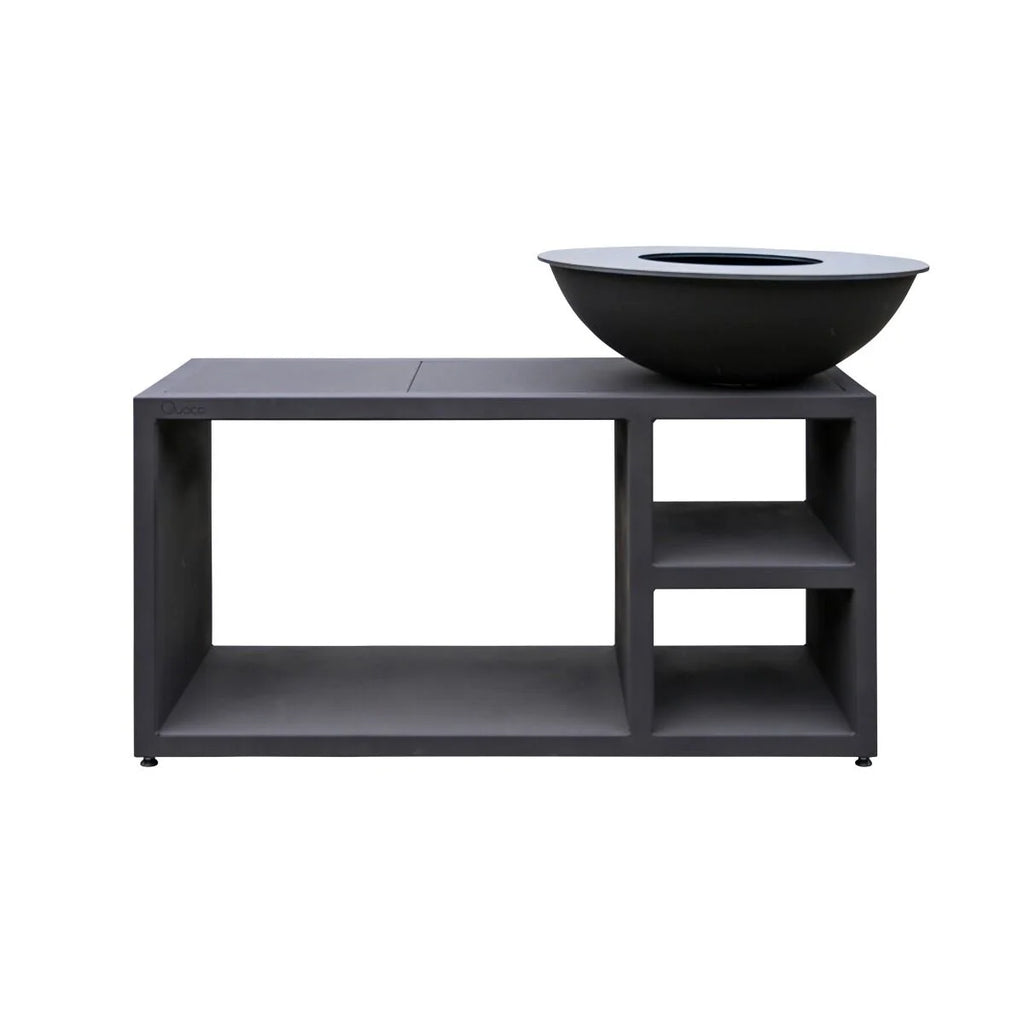 Bol en fonte noire reposant sur une table de console extérieure assortie gris foncé avec étagères ouvertes.