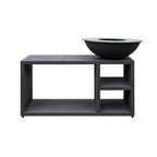 Bol en fonte noire reposant sur une table de console extérieure assortie gris foncé avec étagères ouvertes.
