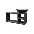 Bol en fonte noire reposant sur une table console extérieure assortie en gris foncé avec étagères ouvertes.