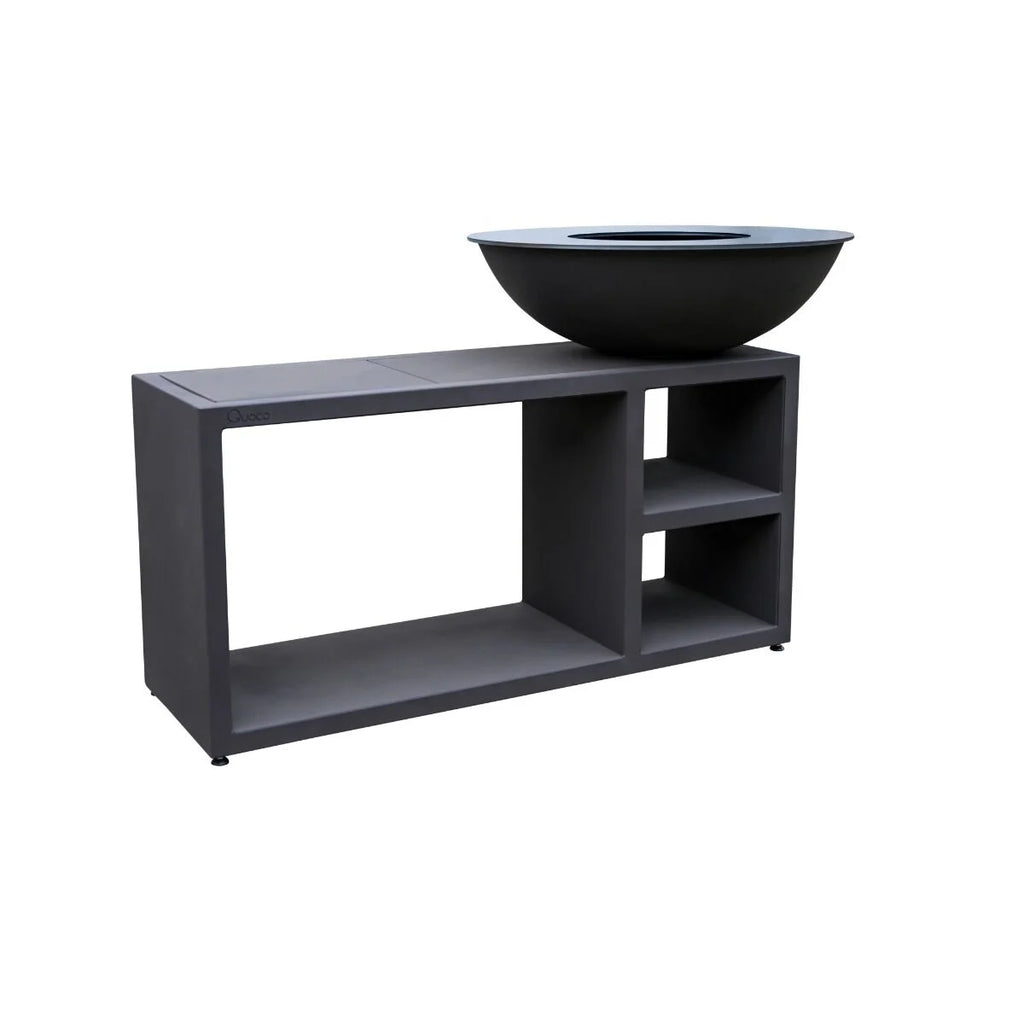 Bol de foyer à feu noir reposant sur une table console extérieure assortie gris foncé avec étagères ouvertes.
