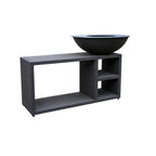 Bol de foyer à feu noir reposant sur une table console extérieure assortie gris foncé avec étagères ouvertes.