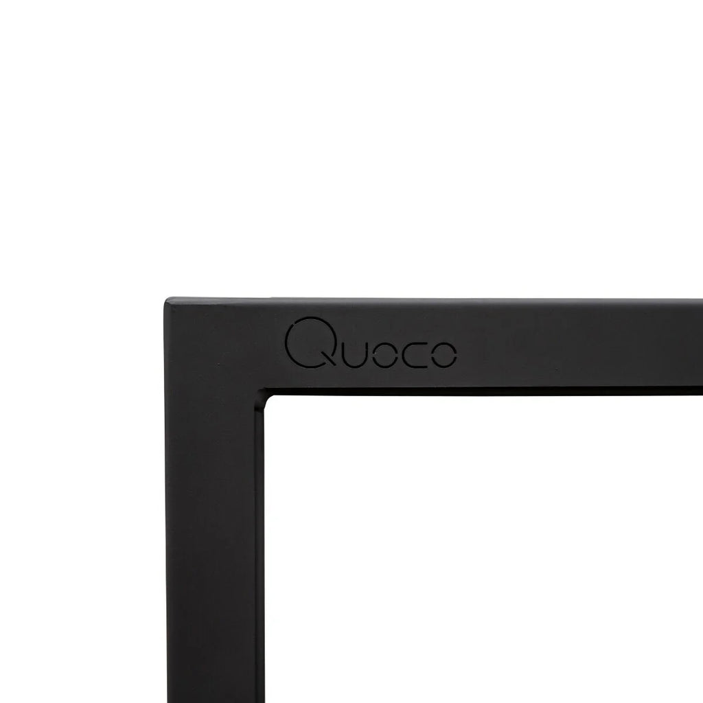 Cadre métallique noir mat fini avec le nom de marque « quocco » gravé dans son coin.