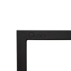 Cadre métallique noir mat fini avec le nom de marque « quocco » gravé dans son coin.
