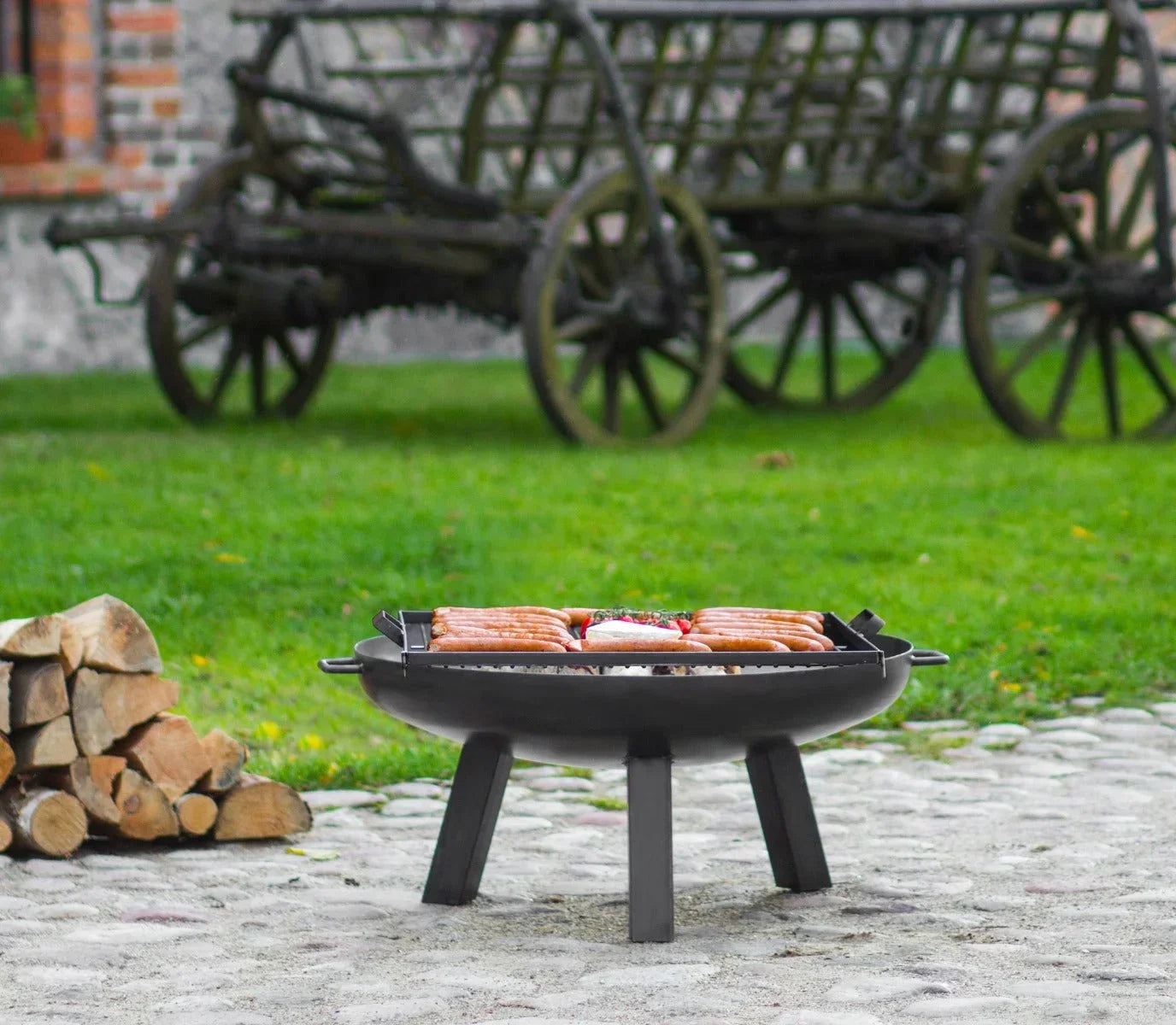 Grill barbecue rond noir avec pieds et poignée, design à combustion de bois.