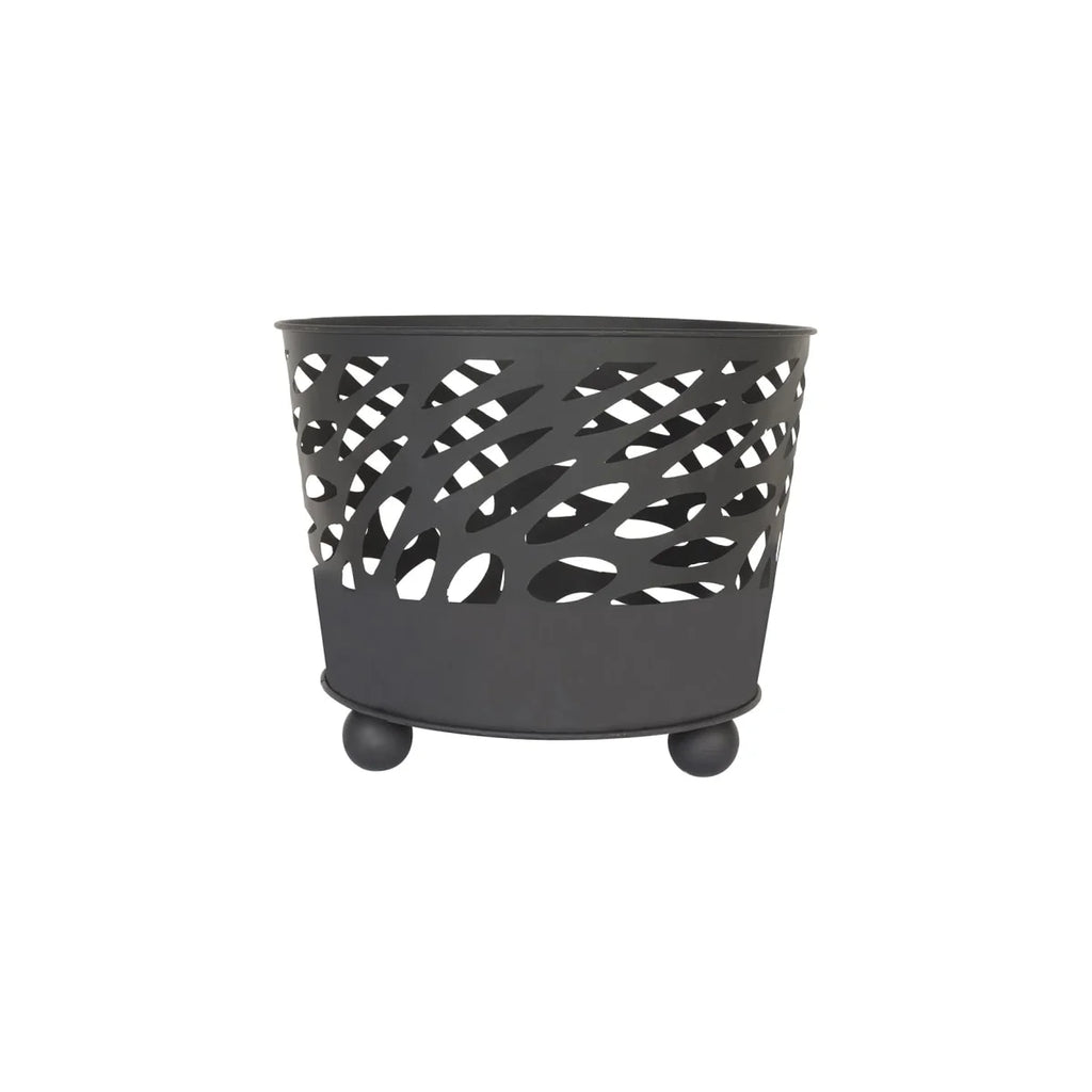 Pot en métal noir avec un design en treillis tissé et des pieds arrondis.