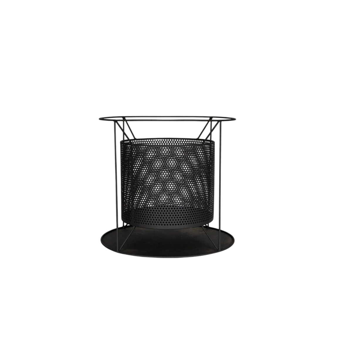Foyer de feu en métal noir avec un corps cylindrique perforé et un cadre en treillis géométrique.