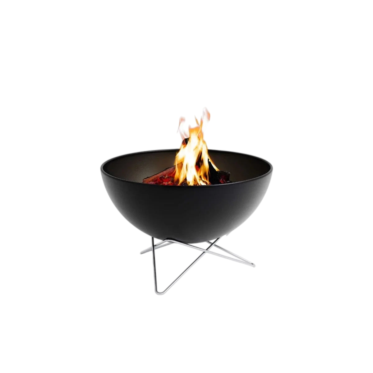Foyer de feu noir avec des pieds trépied modernes et un design en bol, probablement d’une marque contemporaine pour l’extérieur.