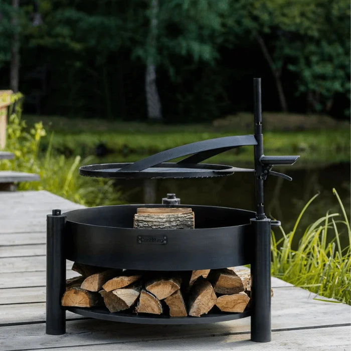 Foyer de feu noir avec rangement pour bois et couvercle, design extérieur.
