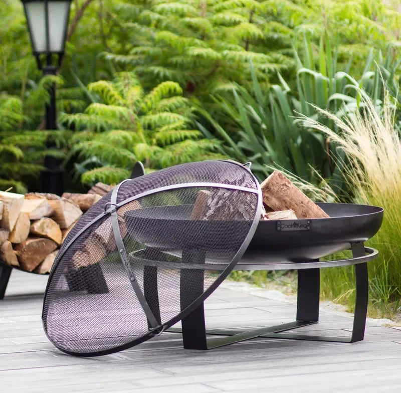 Foyer de feu noir avec écran en maille et poignée, design de mobilier de patio extérieur.