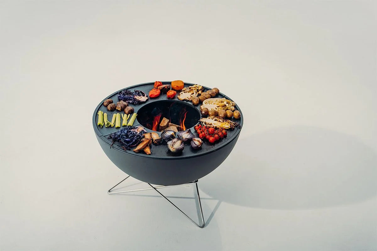 Barbecue grill noir moderne avec un design en forme de bol et des pieds en métal.