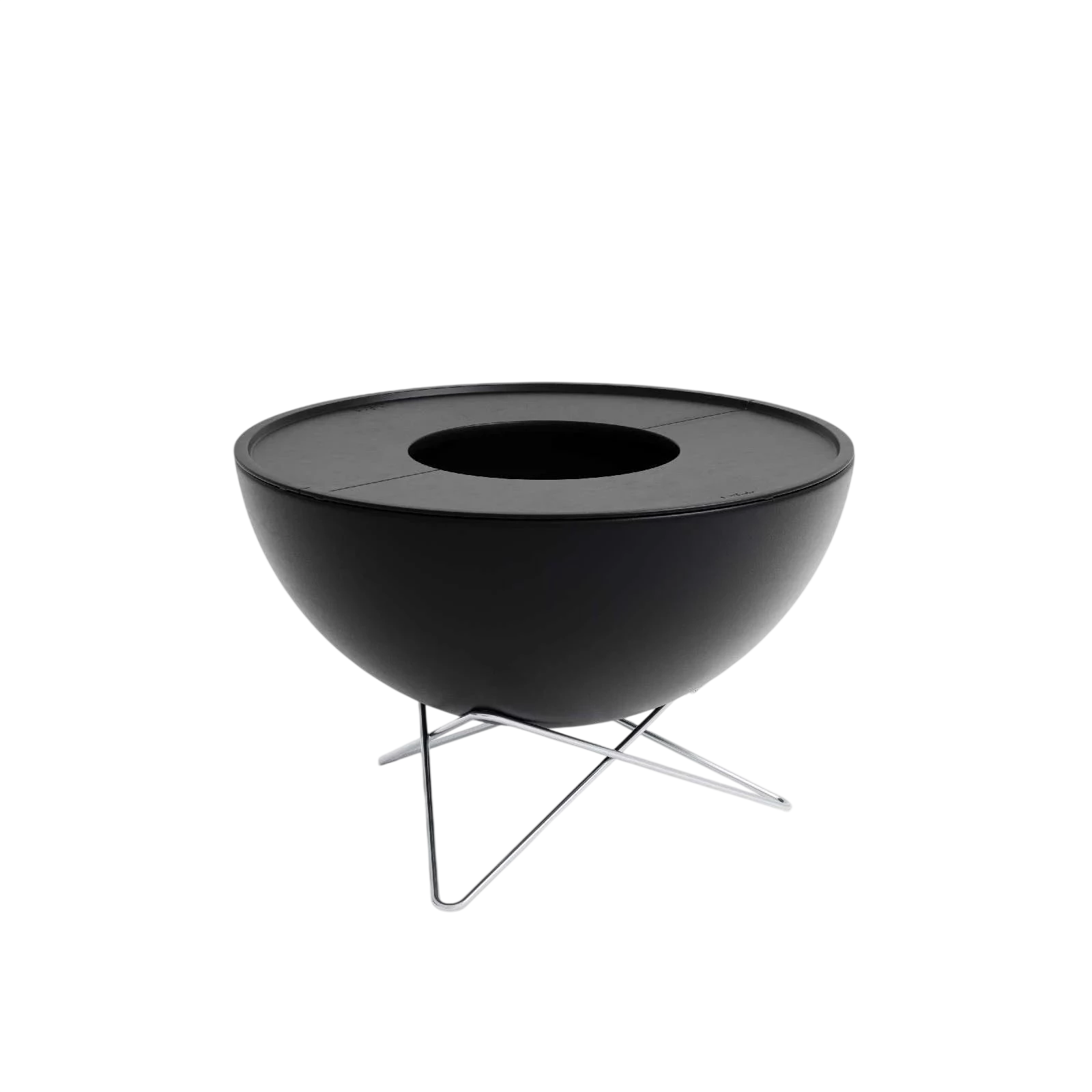 Foyer de feu moderne noir avec un support métallique et un design en bol, inspiré par Boconcept.