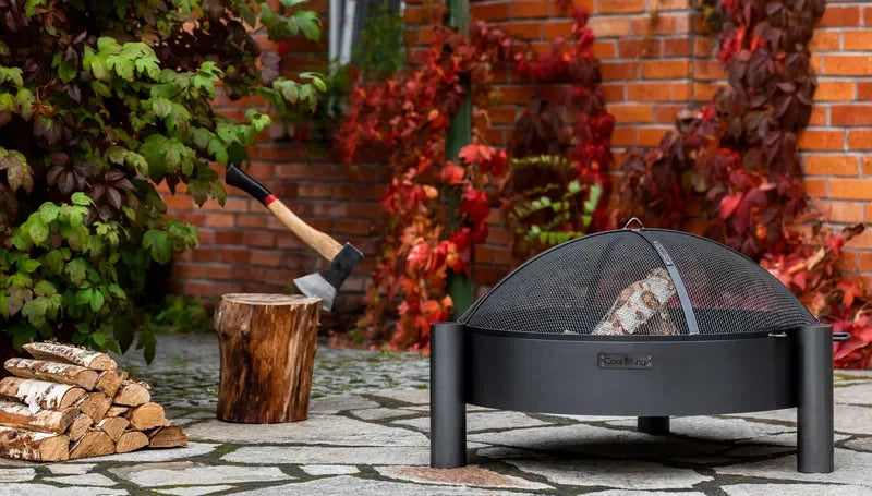 Fosse de feu noire avec écran en maille et design moderne, adaptée à un usage extérieur.