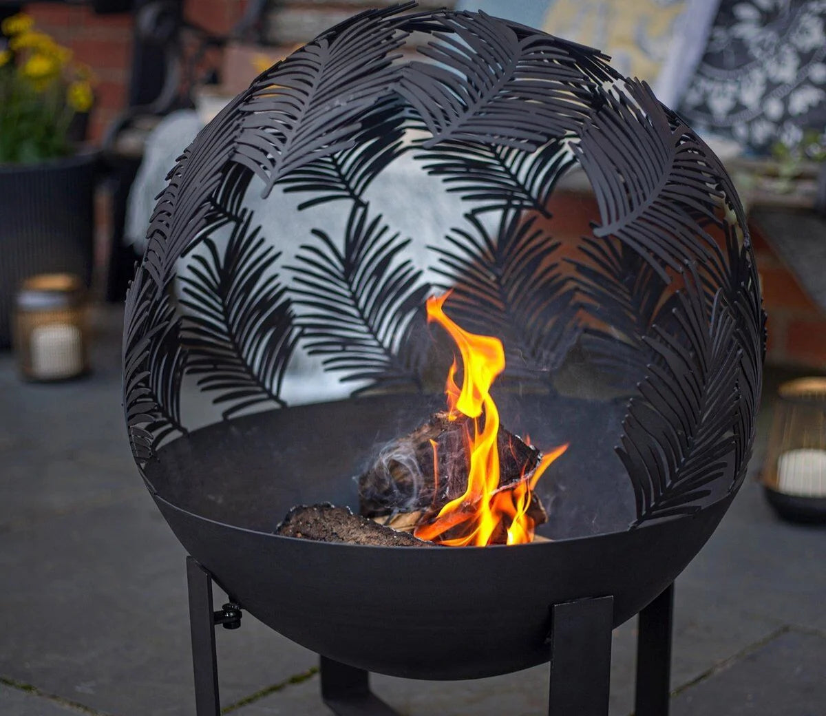Brasero acier noir sphérique Black Forest Globe Ø50 cm ajouré avec flammes