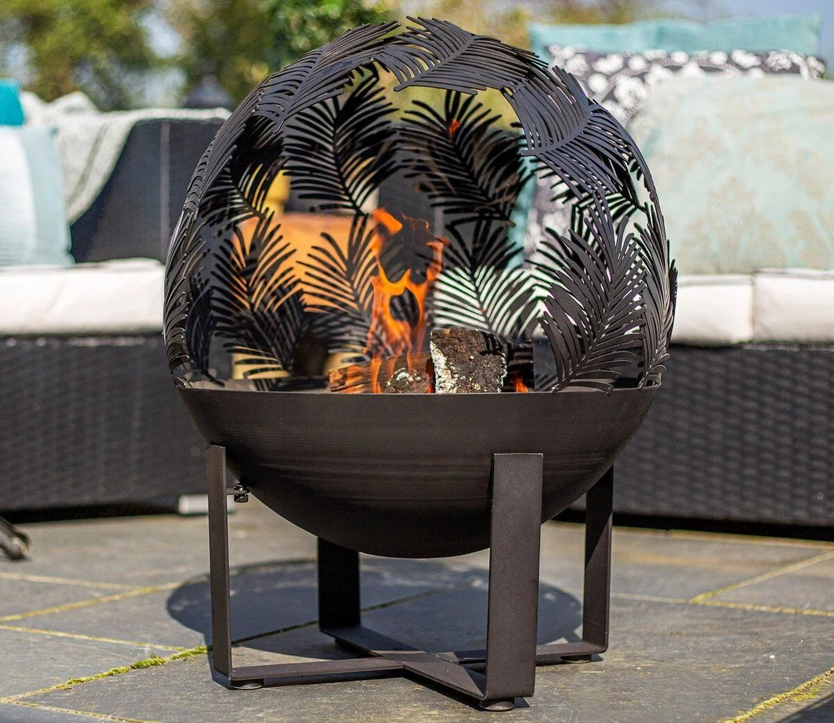 Brasero acier noir sphérique Black Forest Globe Ø50 cm ajouré palmier