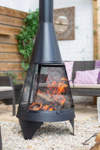 Cheminée extérieure conique en métal noir avec écran en maille et flamme visible à l’intérieur
