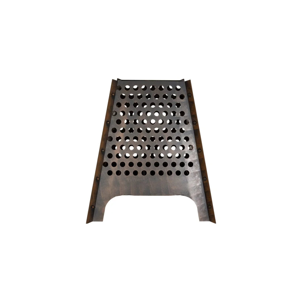 Grille de cheminée en métal style industriel avec une grille de trous circulaires espacés uniformément et des panneaux latéraux renforcés.