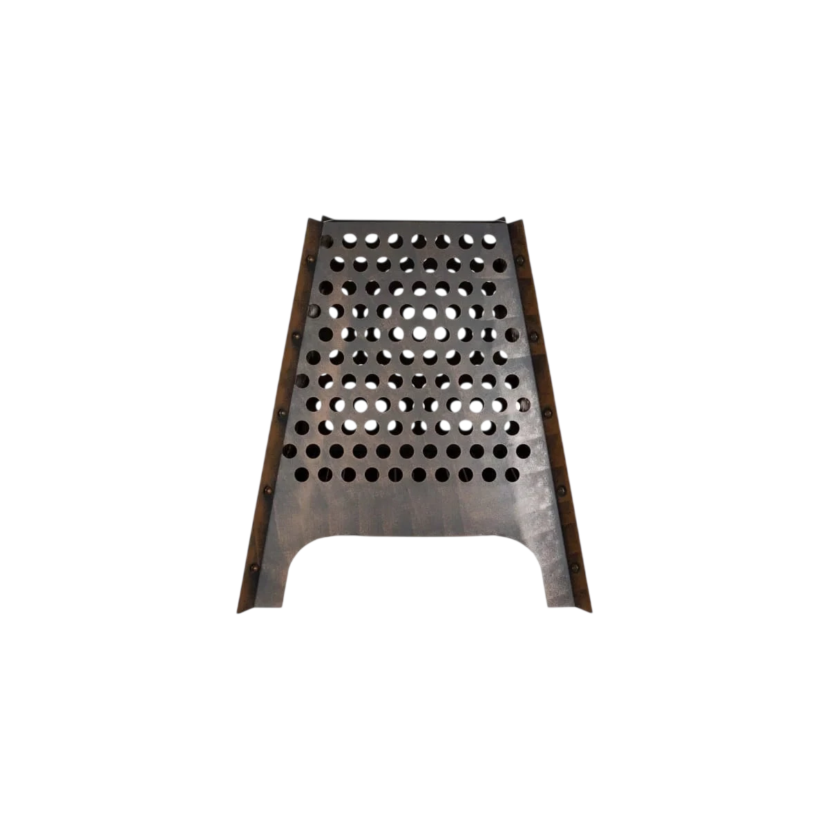 Grille de cheminée en métal style industriel avec une grille de trous circulaires espacés uniformément et des panneaux latéraux renforcés.
