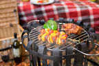 Gril en fer forgé noir avec des brochettes colorées de légumes et de poulet, un poivron vert, et un morceau de poulet rôti en train de griller sur sa grille circulaire.