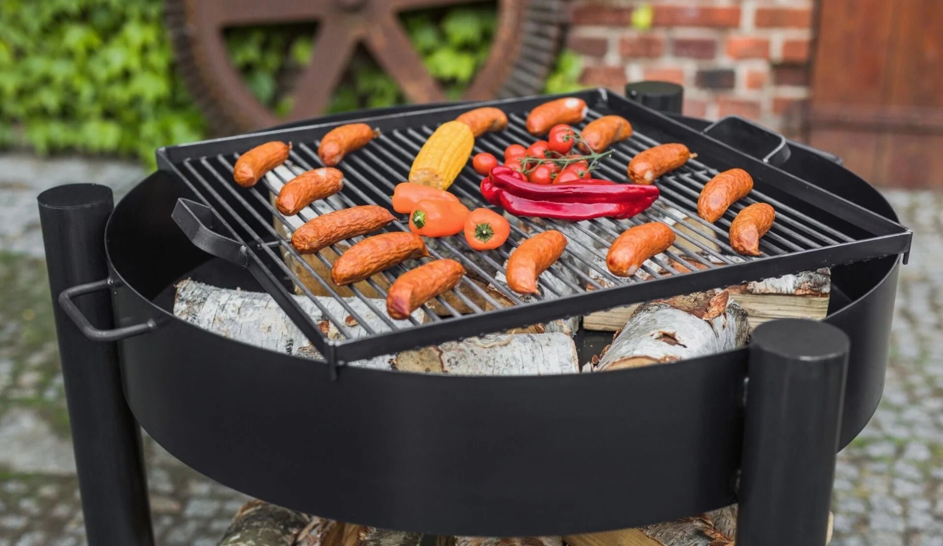 Barbecue au charbon avec grilles noires et cadre en métal, équipement de cuisson extérieur.