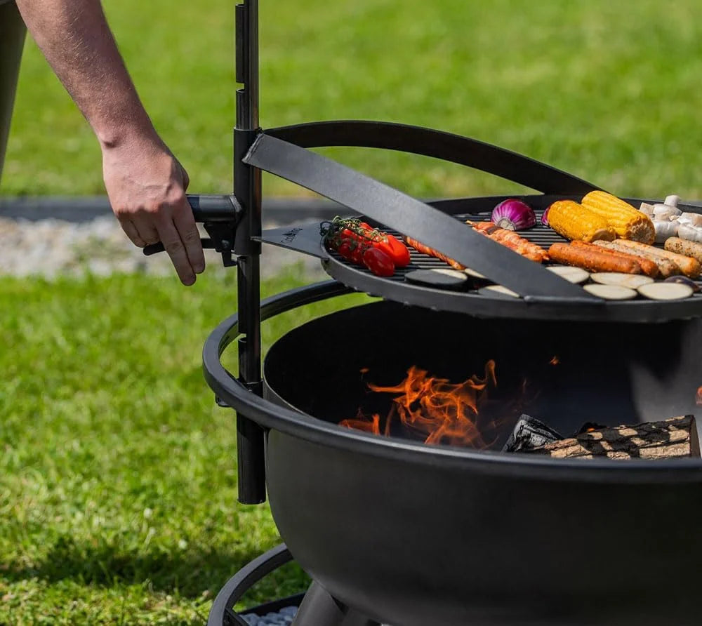 Barbecue au charbon avec des accents noir et argent, conçu pour la cuisine en extérieur.