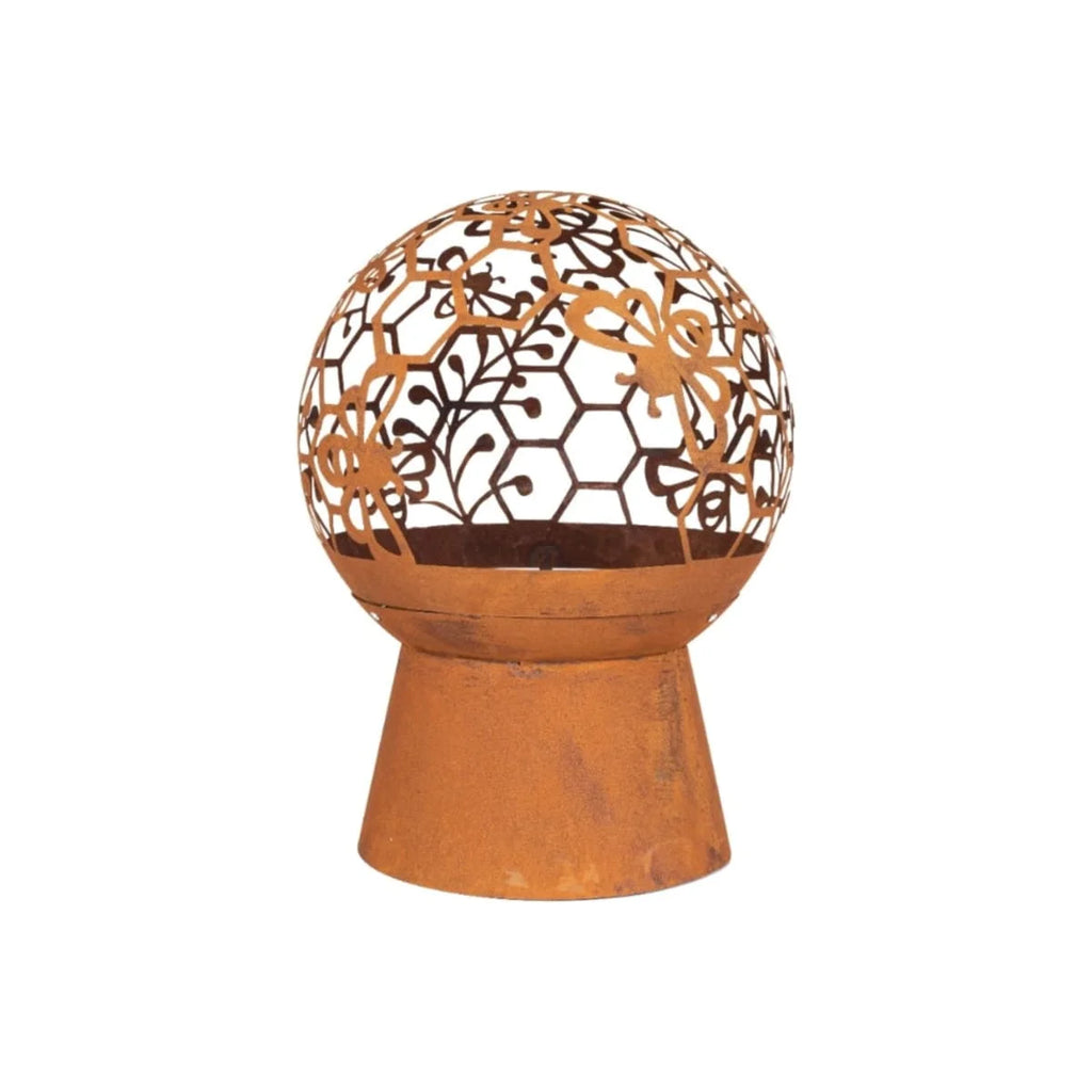 Foyer en métal rouille avec des motifs ajourés complexes d’abeilles et de fleurs sur un haut sphérique.