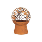 Foyer en métal rouille avec des motifs ajourés complexes d’abeilles et de fleurs sur un haut sphérique.