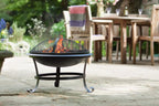 Foyer de feu en fer forgé noir avec couvercle en maille et flamme à l’intérieur