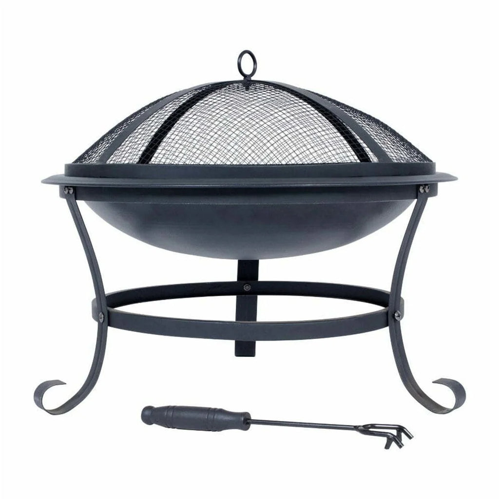 Foyer de feu en fer forgé noir avec couvercle en maille et pieds courbés décoratifs, accompagné d’un outil assorti.