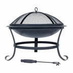 Foyer de feu en fer forgé noir avec couvercle en maille et pieds courbés décoratifs, accompagné d’un outil assorti.