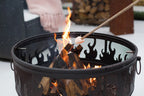Foyer de feu en métal noir avec découpes en forme de flamme et un intérieur en maille
