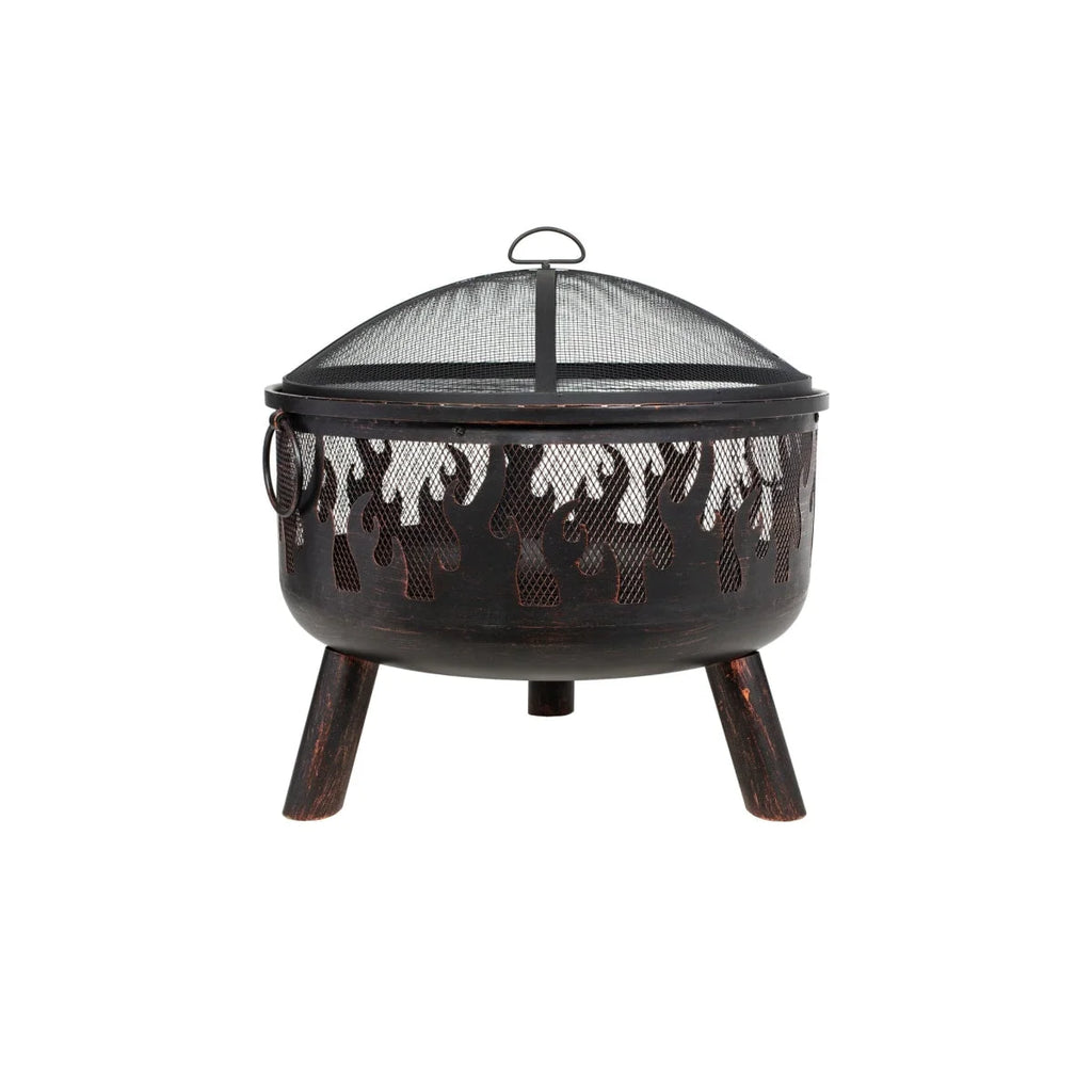 Foyer de feu en métal noir avec découpes en forme de flammes et un couvercle en maille, soutenu par trois pieds en bois.