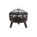 Foyer de feu en métal noir avec découpes en forme de flammes et un couvercle en maille, soutenu par trois pieds en bois.