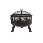 Foyer de feu en métal noir avec découpes en forme de flammes et un couvercle en maille, soutenu par trois pieds en bois.