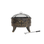 Foyer de feu en métal fini bronze avec découpes géométriques décoratives et un couvercle en maille, accompagné d’un outil à long manche assorti.