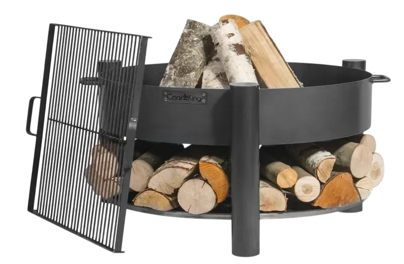 Foyer de feu noir avec des bûches et une grille
