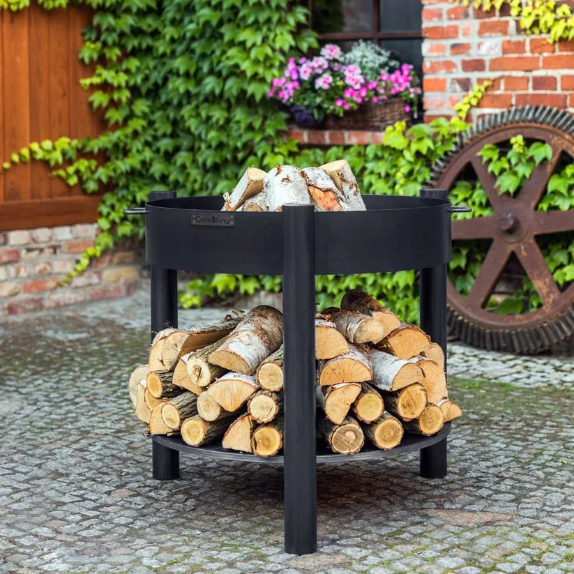 Porte-bûches en métal noir avec des bûches empilées, design rustique.