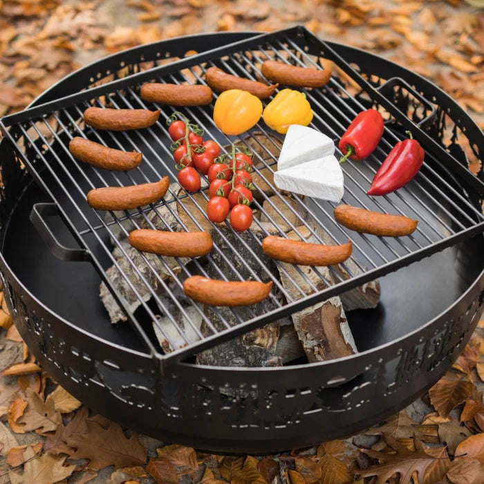 Barbecue au charbon avec cadre et grille en métal noir, présentant une variété d’aliments incluant des saucisses, des tomates, des poivrons, du fromage et du pain.