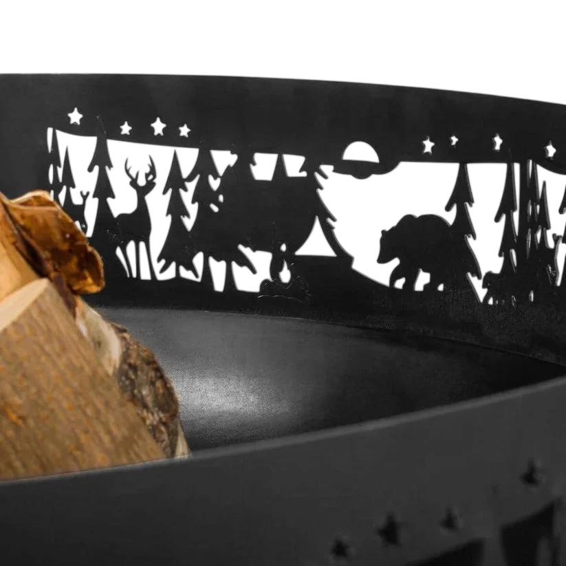 Porte-bûches en métal noir avec design de scène forestière mettant en vedette des arbres et une silhouette d’ours, adapté à une décoration rustique.
